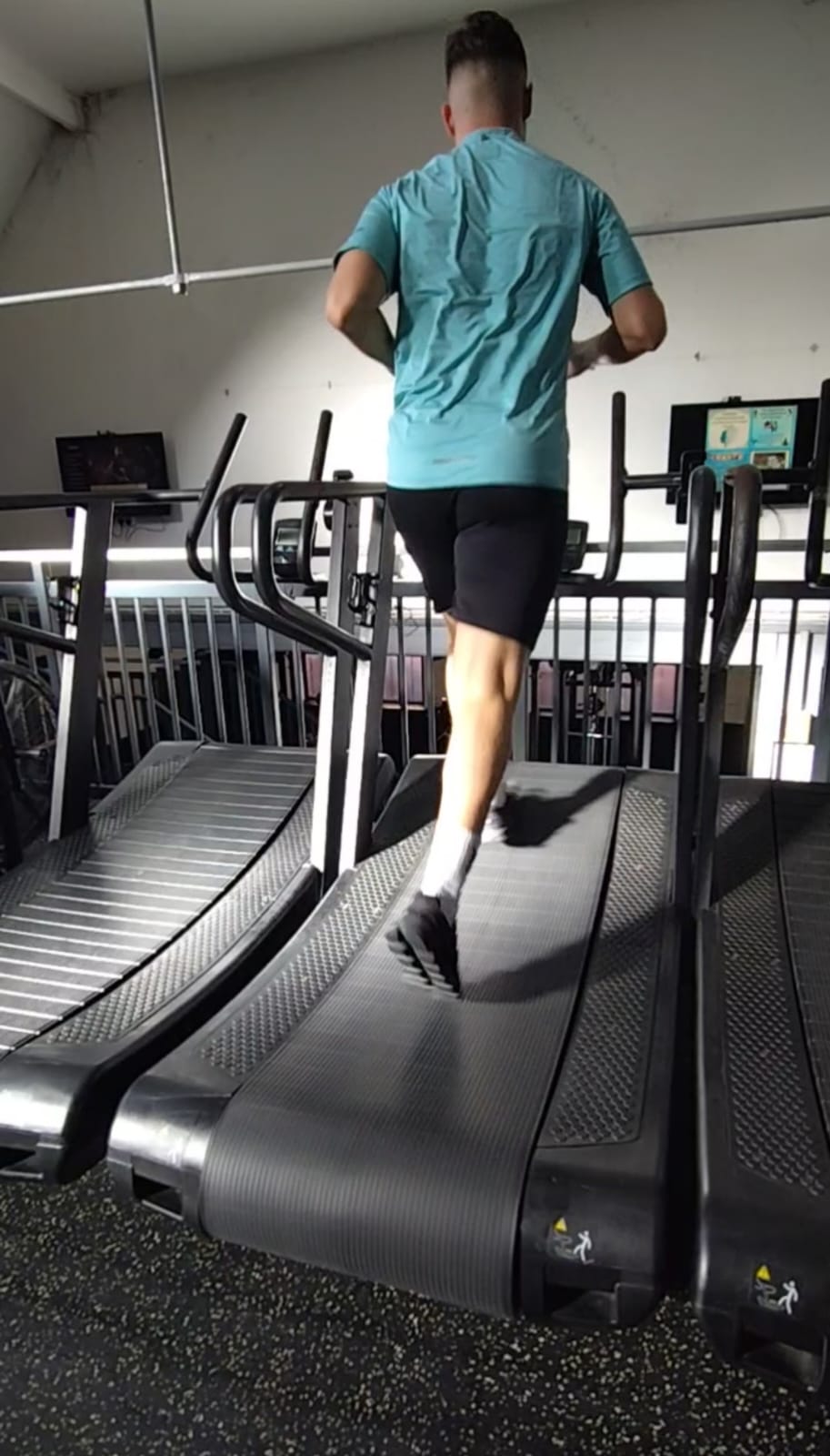 Sports rehabilitation treadmill running analysis improving gait biomechanics and performance Physiotherapy assessment evaluating running mechanics lower limb stability and movement efficiency Injury rehabilitation training enhancing stride control coordination and functional recovery Athlete conditioning exercise supporting cardiovascular fitness mobility and musculoskeletal strength Gait analysis improving biomechanics injury prevention and return to sport performance